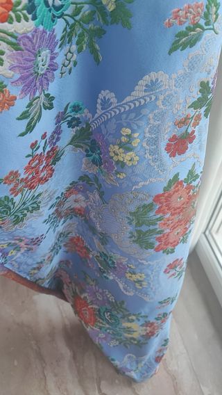 Tela de fallera azul con flores