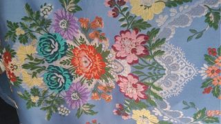 Tela de fallera azul con flores