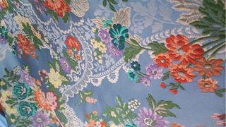 Tela de fallera azul con flores