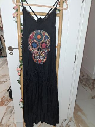 Vestido negro con calavera multicolor