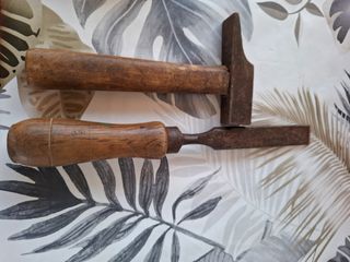 Martillo y formón antiguos de madera