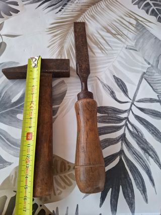 Martillo y formón antiguos de madera