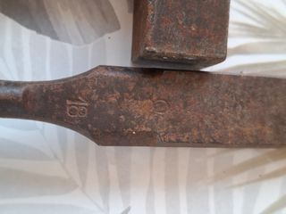 Martillo y formón antiguos de madera