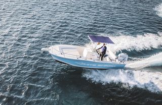 Embarcación White Shark 225