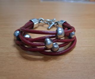 Pulsera de cuero rojo con cuentas plateadas