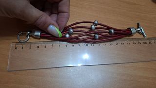 Pulsera de cuero rojo con cuentas plateadas