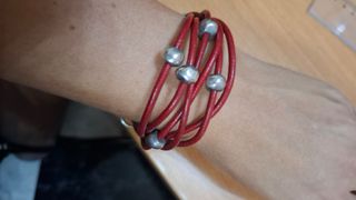 Pulsera de cuero rojo con cuentas plateadas