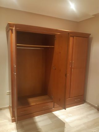 Armario de madera marrón.