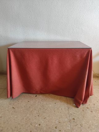 Mesa camilla con cristal y tela roja