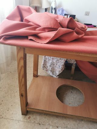 Mesa camilla con cristal y tela roja