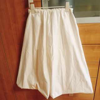 Falda abullonada Zara blanca. 