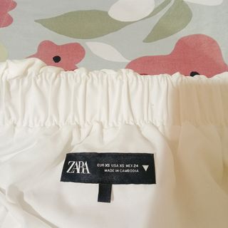 Falda abullonada Zara blanca. 