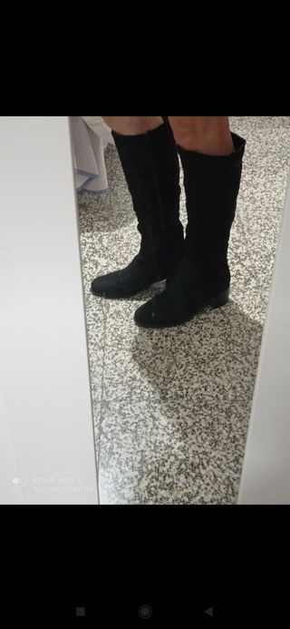 Botas altas negras. T. 39