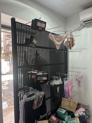 Estantería negra con perchas