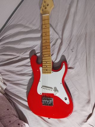 Guitarra Eléctrica Roja Pequeña