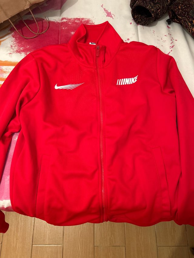 Chaqueta deportiva Nike roja