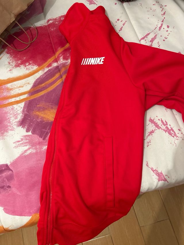 Chaqueta deportiva Nike roja