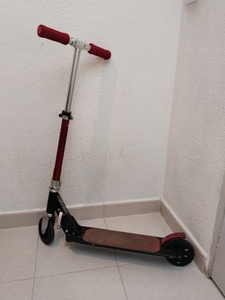 Patinete plegable rojo y negro