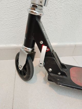 Patinete plegable rojo y negro