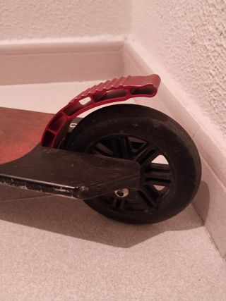 Patinete plegable rojo y negro