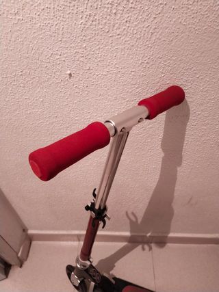 Patinete plegable rojo y negro