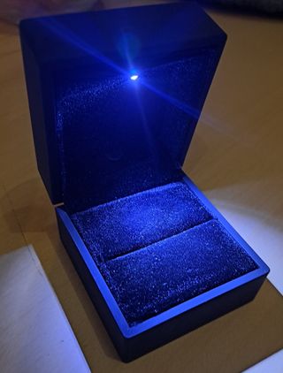 Caja para anillos con luz LED. 