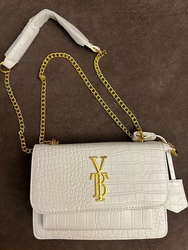 Bolso blanco de hombro con cadena dorada