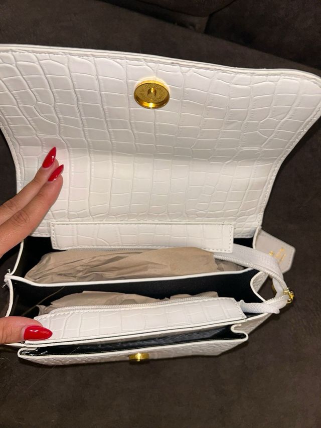 Bolso blanco de hombro con cadena dorada