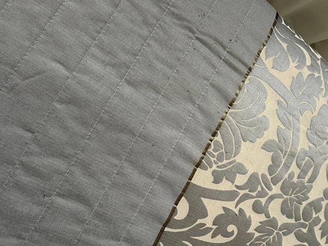 Colcha y fundas de tela grises y blancas