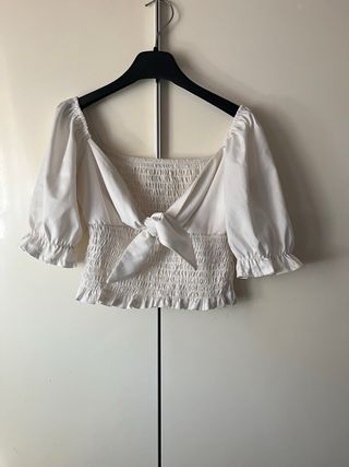 Blusa blanca manga media con nudo