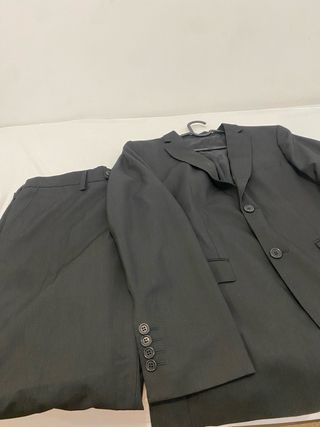 Traje gris con pantalón