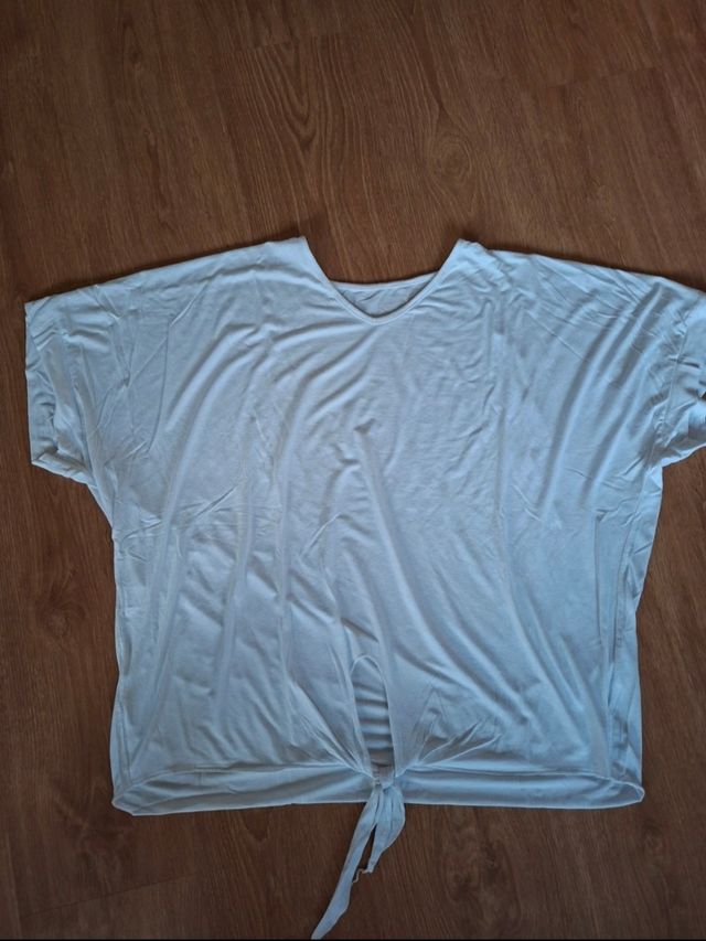 Camiseta blanca manga corta con nudo.