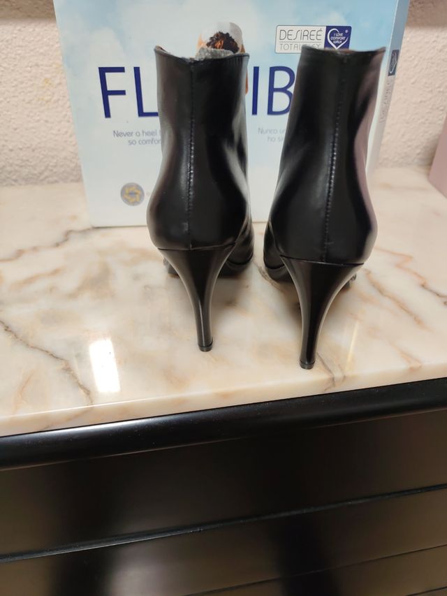 Botín tacón fino negro