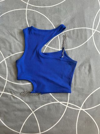 Top azul con cadena