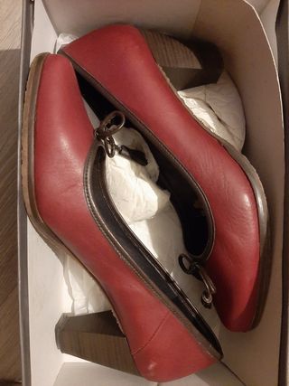 Zapatos de piel rojos oscuros con lazo