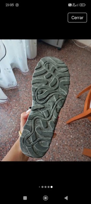 Sandalias grises y rosas