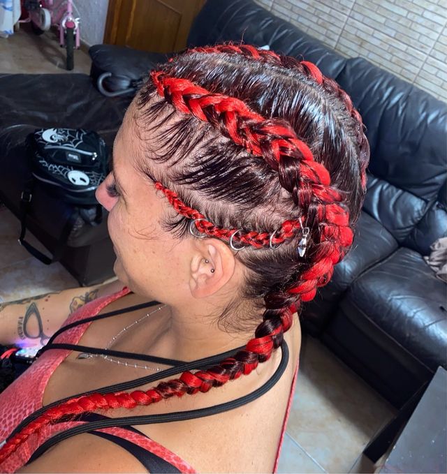 Trenzas africanas negras y rojas