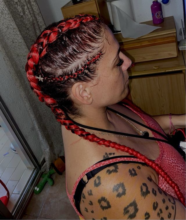 Trenzas africanas negras y rojas