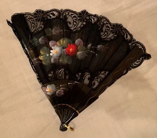 Abanico de Manila Negro con Flores Pintadas