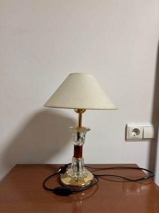 Lámpara de mesa de noche dorada y cristal