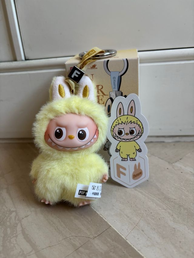 Labubu llavero letra F