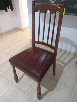 Silla antigua de madera y cuero