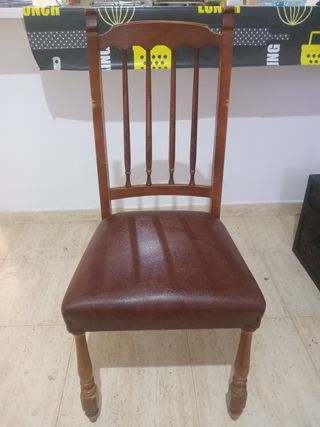 Silla antigua de madera y cuero