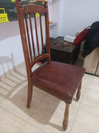Silla antigua de madera y cuero