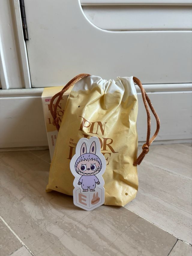 Labubu llavero con letra E