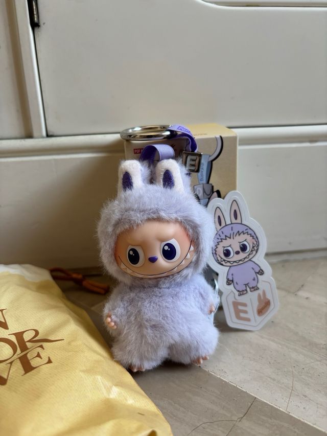 Labubu llavero con letra E