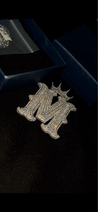 COLGANTE INICIAL M PLATAY DIAMANTES 
PULSERA 9MM 