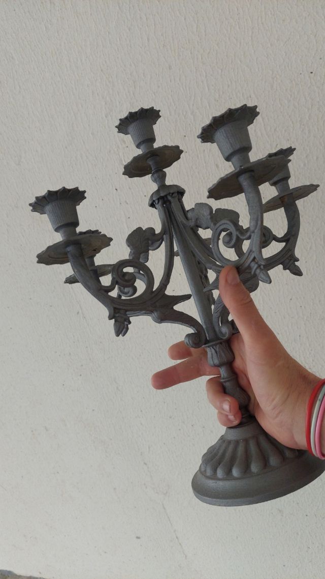Candelabro de metal gris