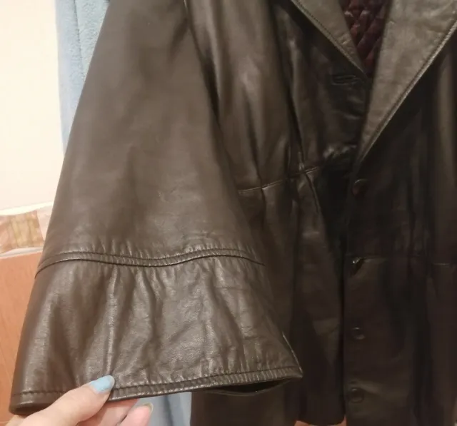 Chaqueta de cuero negra con cinturón