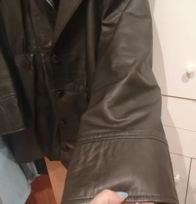 Chaqueta de cuero negra con cinturón